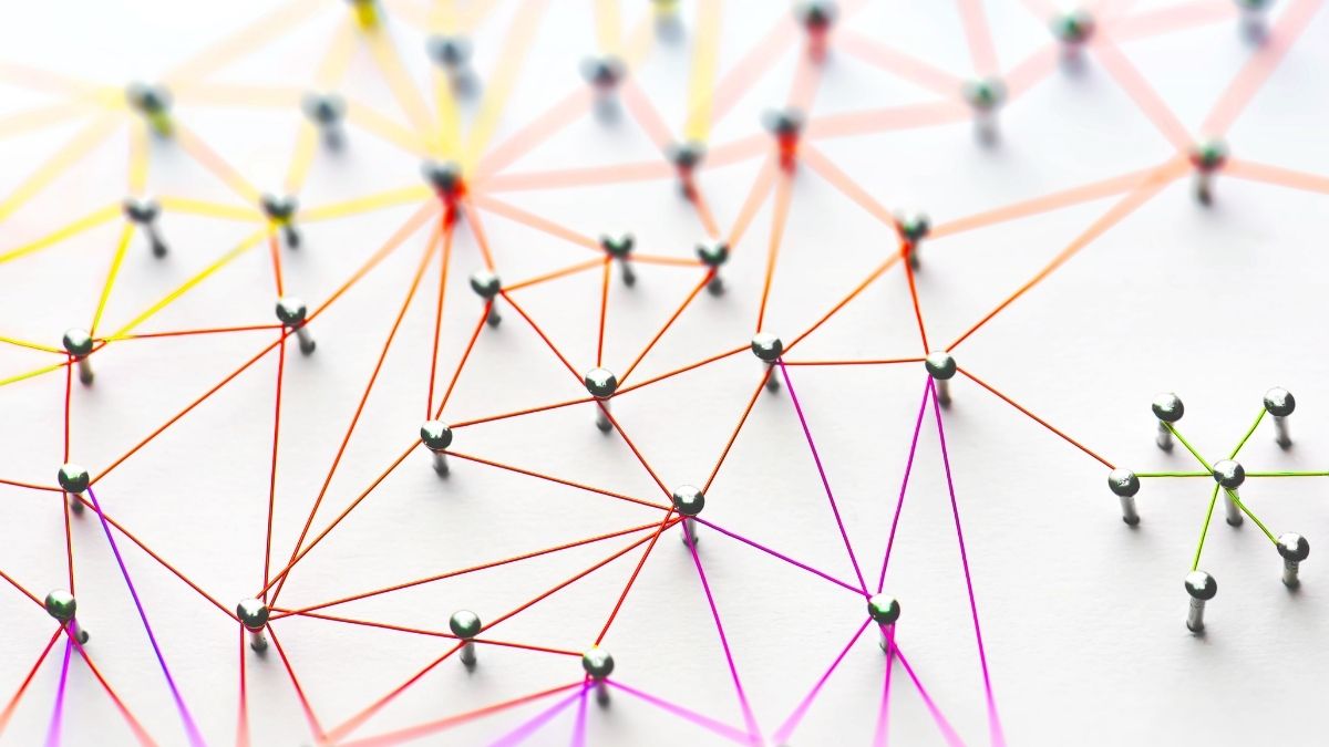 How Asynchronous Sales Communication Connects Hybrid Teams